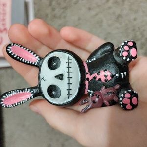 Skull bunny figure